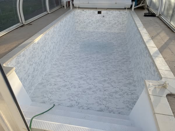 Pose d’un liner PVC armé effet carrelage - Réalisations - site beziersetancheite.com