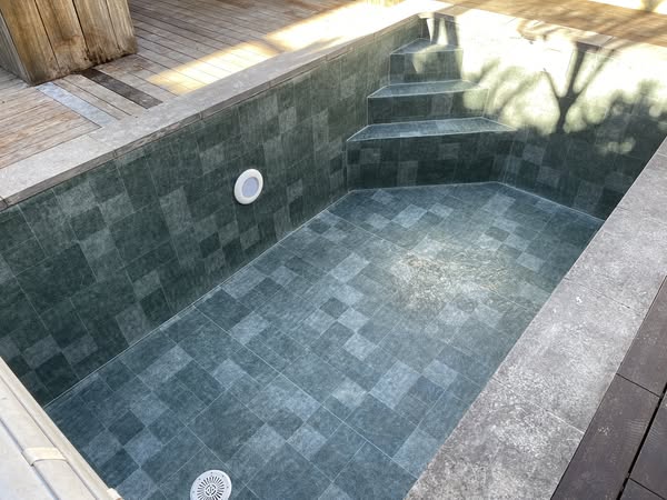 Pose d’un liner PVC armé effet carrelage - Réalisations - site beziersetancheite.com